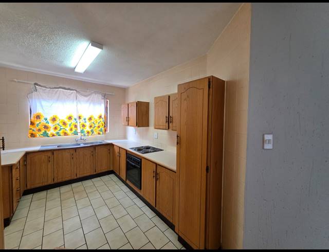 2 BEDROOM FLAT FOR SALE IN VANDERBIJLPARK SE 2